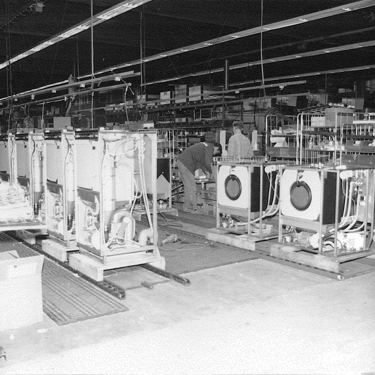 Vasemmalla DEKO 170 -laitteita, oikealla DEKO 210 -laitteita 1980-luvulla.